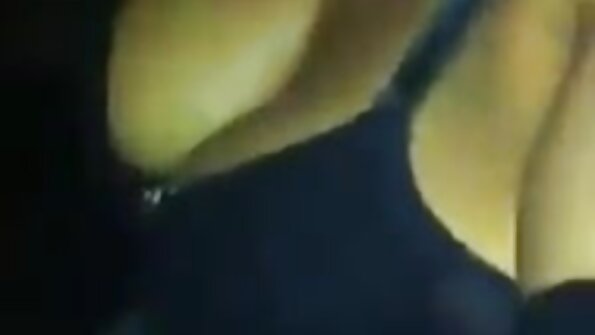 Gepassioneerde meiden likken elkaar youtube pornofilms op de bank