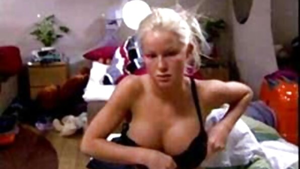 Blonde voller krijgt haar beide gaten korte pornofilmpjes verkracht