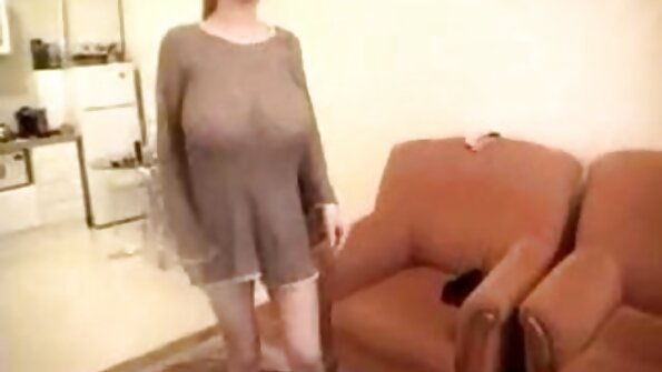 Adira Allure lacht terwijl ze in haar strakke kut extreme pornofilm wordt geboord