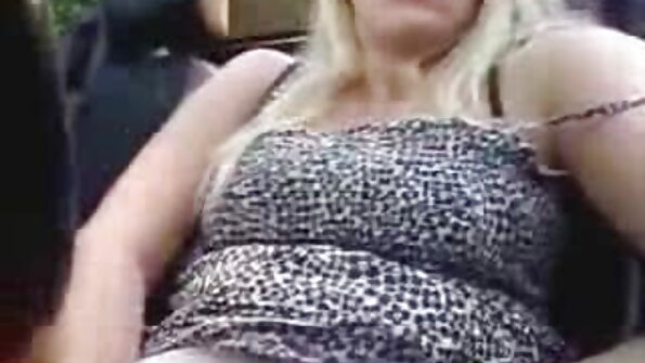 Zwartharige Raylene Butt gevuld met een verharde youtube pornofilms staaf