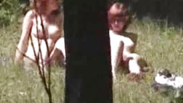Geile kerel neukt de moeder van zijn beste vriend gratis buiten porno