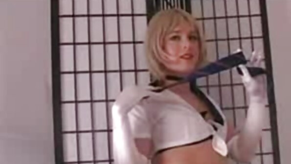 Sletterige blonde MILF vingert haar roze quim harde pornofilms
