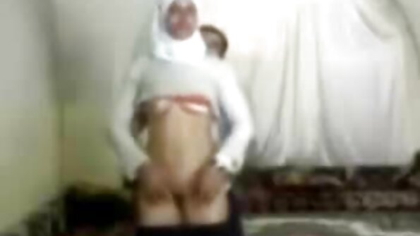 Vrouw met grote tieten gratis harde pornofilms staat te popelen om te neuken